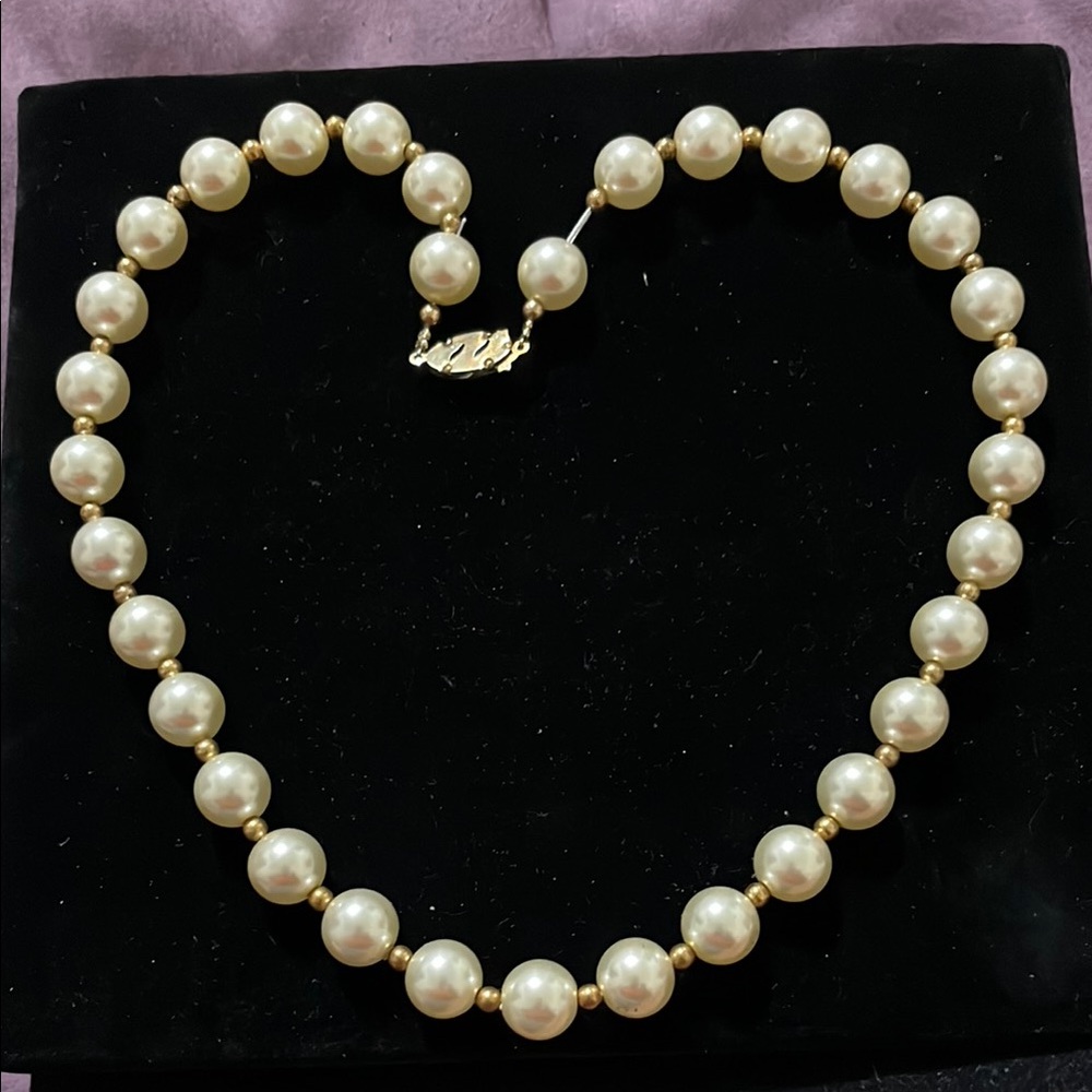 Elegant Cream and Gold Necklace with Lustrous Pearls